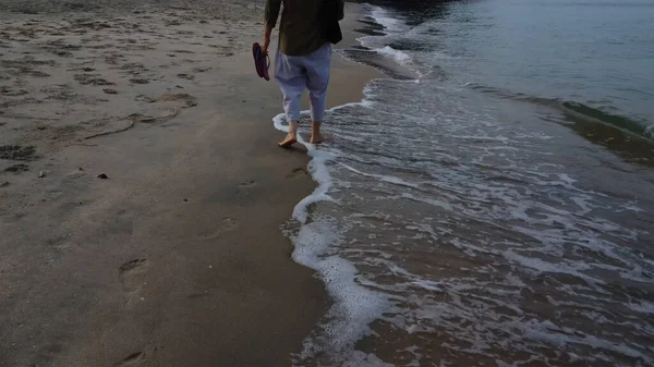 Unrecognizable Lady Barefooted Strolling Beach — 스톡 사진