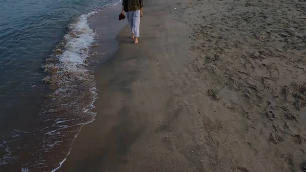 Unrecognizable Lady Barefooted Strolling Beach — 스톡 사진