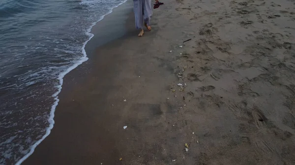 Unrecognizable Lady Barefooted Strolling Beach — 스톡 사진