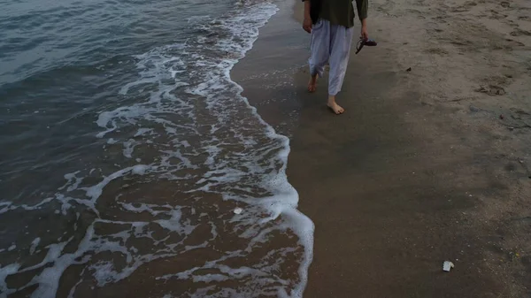 Unrecognizable Lady Barefooted Strolling Beach — Φωτογραφία Αρχείου