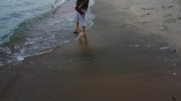 Unrecognizable Lady Barefooted Strolling Beach — Foto Stock