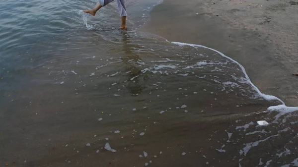 Unrecognizable Lady Barefooted Strolling Beach — 스톡 사진