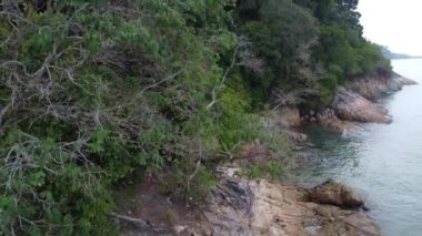 Kayalık kıyı şeridine bakan hava manzarası.