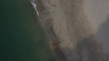 Hava manzarası kıyı şeridine bakıyor.