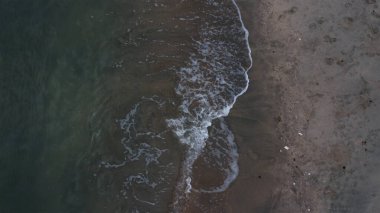 Hava manzarası kıyı şeridine bakıyor.