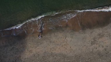 Hava manzarası kıyı şeridine bakıyor.