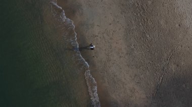 Hava manzarası kıyı şeridine bakıyor.