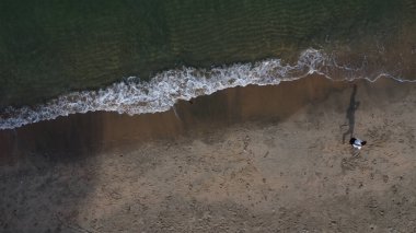 Hava manzarası kıyı şeridine bakıyor.