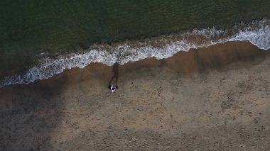 Hava manzarası kıyı şeridine bakıyor.
