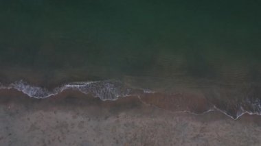 Deniz dalgaları sahile doğru yükseliyor..