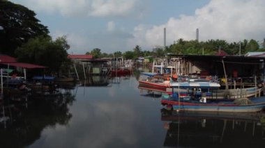 Balıkçı limanı nehri çevresindeki hava manzarası