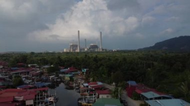 Balıkçı limanı nehri çevresindeki hava manzarası