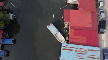 Balıkçı limanı nehri çevresindeki hava manzarası