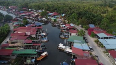 Balıkçı limanı nehri çevresindeki hava manzarası