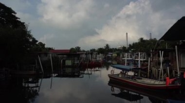 Balıkçı limanı nehri çevresindeki hava manzarası