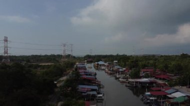 Balıkçı limanı nehri çevresindeki hava manzarası