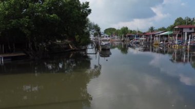 Balıkçı limanı nehri çevresindeki hava manzarası