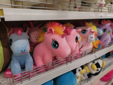 Perak, Malezya. 28 Temmuz 2022: DIY Lotus Süpermarketi Sri Manjung 'da çocuk çeşitleri satın almak veya satmak için oyuncak oynuyor.