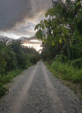 Güzel sabah gökyüzü çakıl taşrası yolu boyunca.