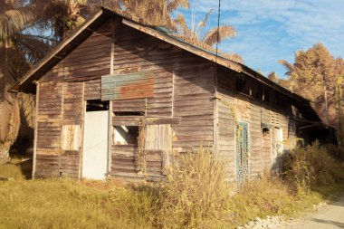 Çiftlikteki terk edilmiş ve izole edilmiş ahşap evin kızılötesi görüntüsü..