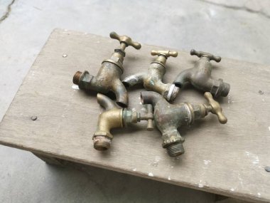 Bir çift antika pirinç musluk..