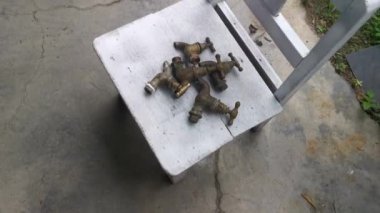 Bir çift antika pirinç musluk..