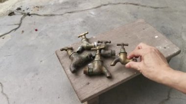 Bir çift antika pirinç musluk..