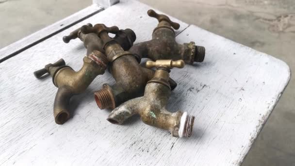 Couple Antique Brass Faucets — Αρχείο Βίντεο