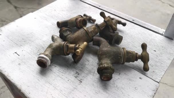 Couple Antique Brass Faucets — Stockvideo