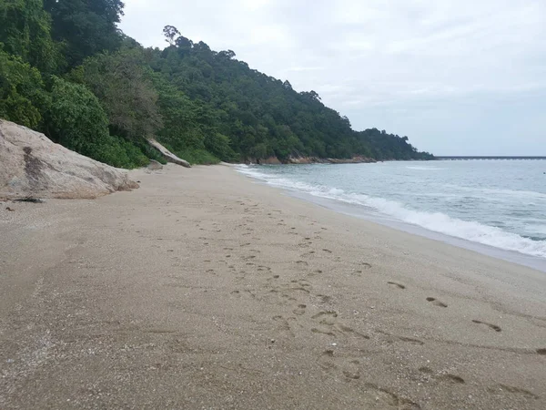 Jejak Kaki Ditemukan Sepanjang Pantai Menuju Batu Besar — Stok Foto