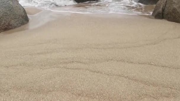 Sea Waves Crashing Sandy Rocky Beach — Stok Video