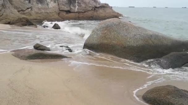 Sea Waves Crashing Sandy Rocky Beach — Stok Video