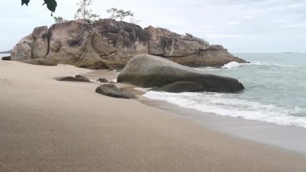 Sea Waves Crashing Sandy Rocky Beach — Vídeo de Stock