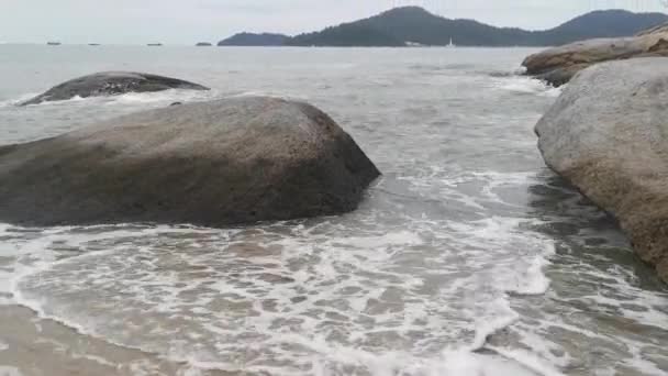 Sea Waves Crashing Sandy Rocky Beach — Stockvideo