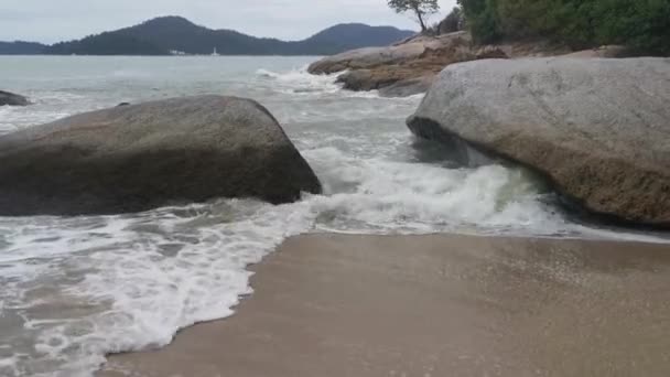 Морські Хвилі Падають Піщаний Або Скелястий Пляж — стокове відео