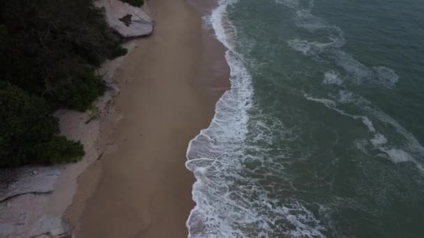 Sea Waves Crashing Sandy Beach — 图库视频影像