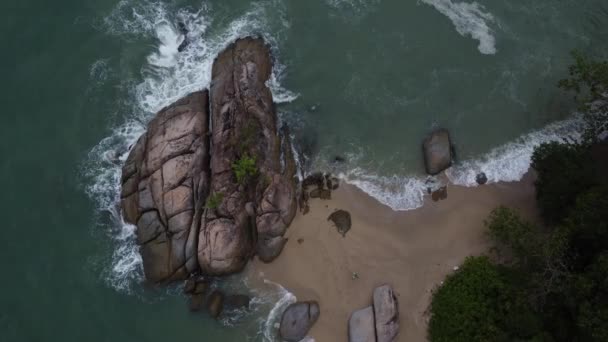 Sea Waves Crashing Rocky Beach — Stock Video