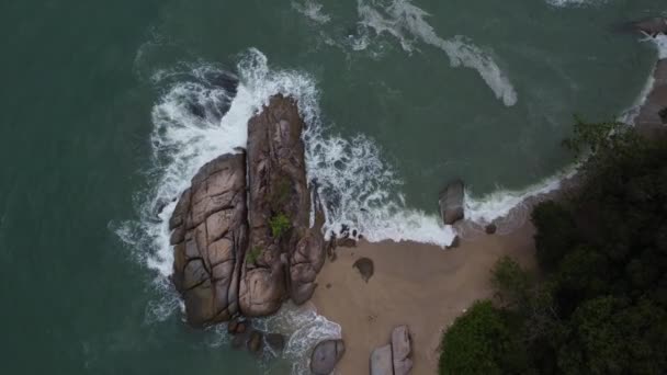 Sea Waves Crashing Rocky Beach — Stockvideo