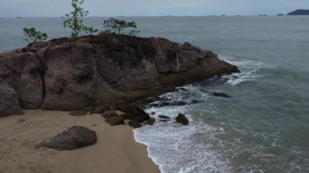 Sea Waves Crashing Rocky Beach — Stock Video