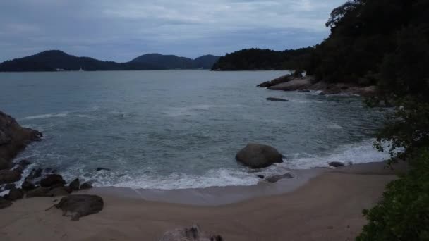 Sea Waves Crashing Rocky Beach — Vídeo de stock