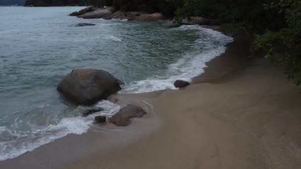 Sea Waves Crashing Sandy Beach — Vídeo de stock