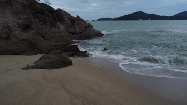 Морські Хвилі Падають Скелястий Пляж — стокове відео