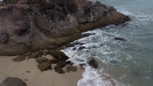 Sea Waves Crashing Rocky Beach — Vídeo de Stock