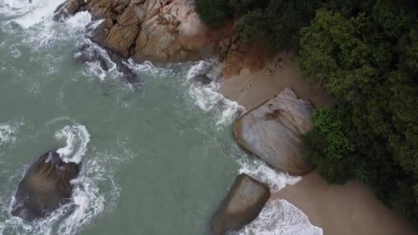 Sea Waves Crashing Rocky Beach — Stock video