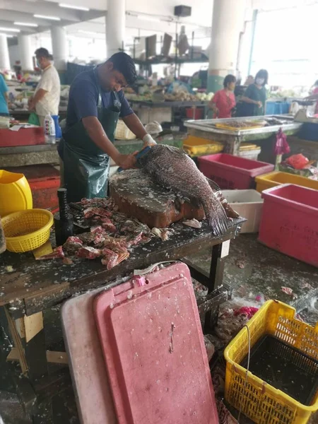 Perak Malaysia August 2022 Scene Fishmonger Scraping Huge Tout Fish — Stok fotoğraf