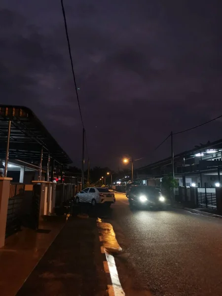 Уличная Сцена Ночью После Дождя — стоковое фото