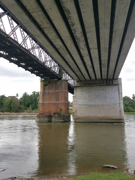 Высокими Железнодорожными Мостами — стоковое фото