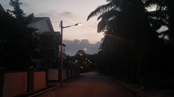 Scene Residential Light Lamp Illuminating Early Morning Dark Street — Vídeos de Stock