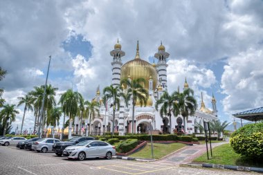 Perak, Malezya. 23 Ağustos 2022: Bukit Candran, Kuala Kangsar 'daki ünlü Müslüman Kraliyet Ubudiah Camii' nin açık hava görkemli manzarası.