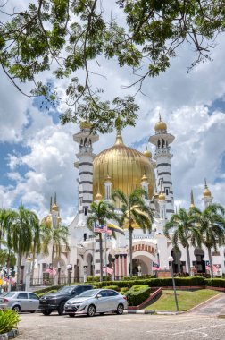 Perak, Malezya. 23 Ağustos 2022: Bukit Candran, Kuala Kangsar 'daki ünlü Müslüman Kraliyet Ubudiah Camii' nin açık hava görkemli manzarası.